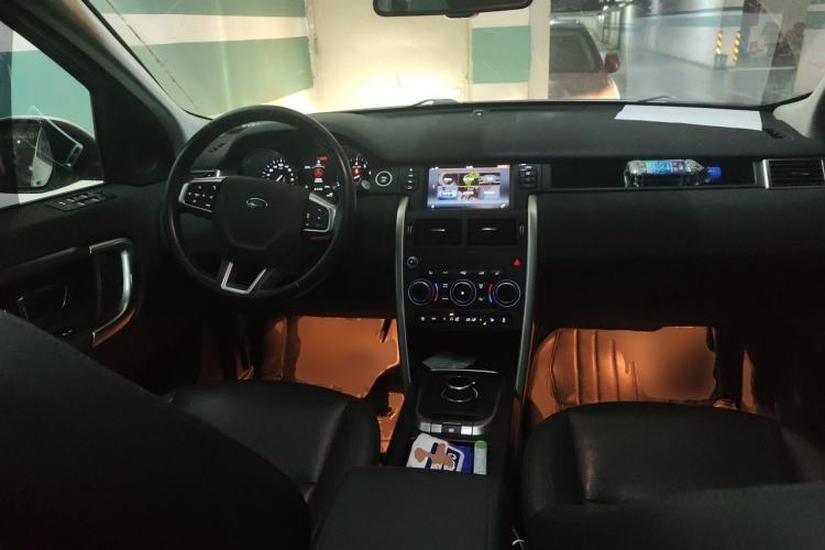 Used Land Rover Discovery Sport 2018 240 PS HSE Version Center Console