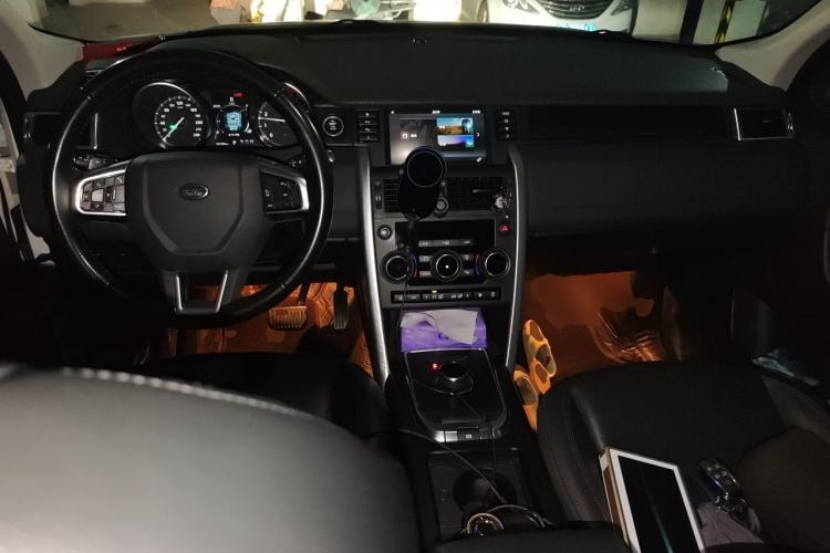 Used Land Rover Discovery Sport 2018 240 PS SE Version Center Console