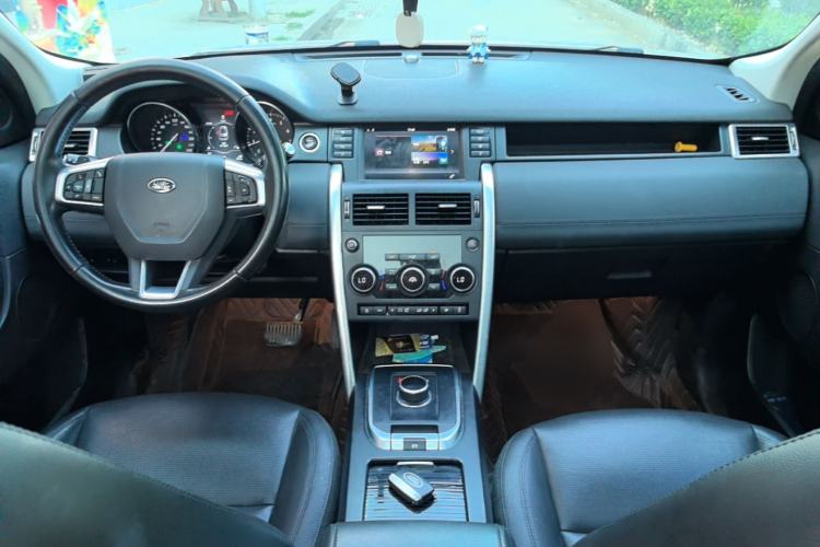 Used Land Rover Discovery Sport 2018 240 PS SE Version Center Console