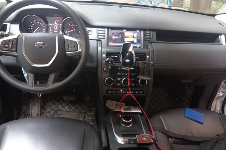 Used Land Rover Discovery Sport 2018 240 PS PURE Edition Center Console