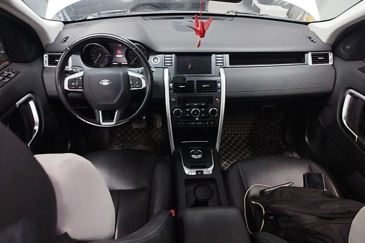 Used Land Rover Discovery Sport 2018 240 PS SE Version Center Console