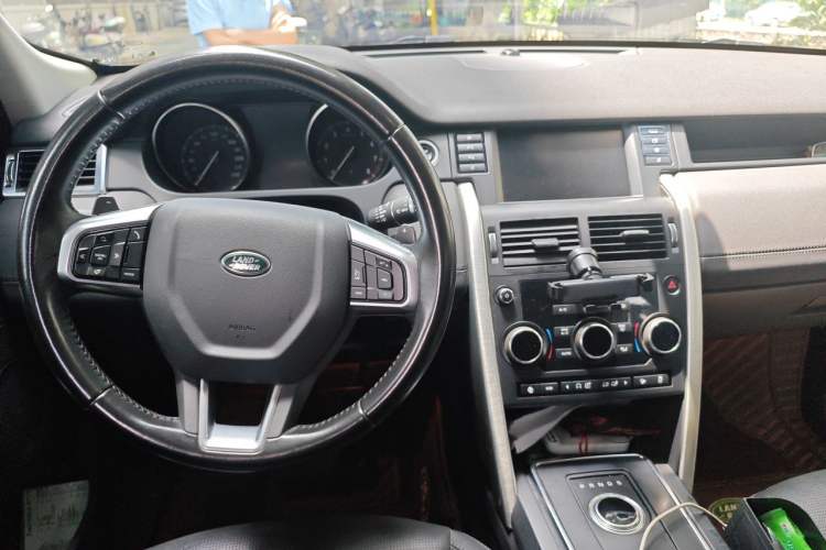 Used Land Rover Discovery Sport 2018 240 PS SE Version Center Console