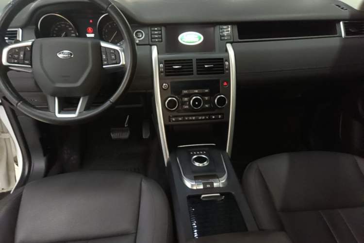 Used Land Rover Discovery Sport 2018 240 PS SE Version Center Console