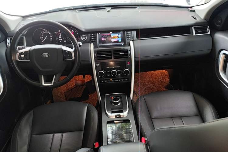 Used Land Rover Discovery Sport 2018 240 PS SE Version Center Console