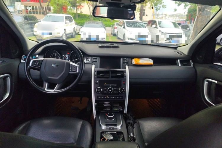 Used Land Rover Discovery Sport 2018 240 PS SE Version Center Console