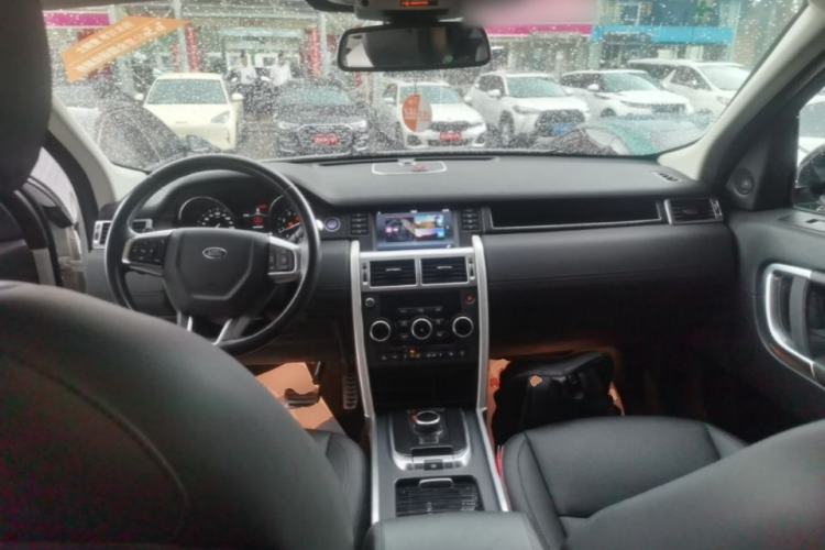 Used Land Rover Discovery Sport 2018 240 PS SE Version Center Console