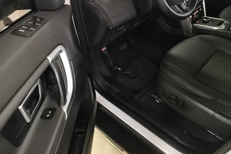 Used Land Rover Discovery Sport 2018 200 PS PURE Edition Driver Seat
