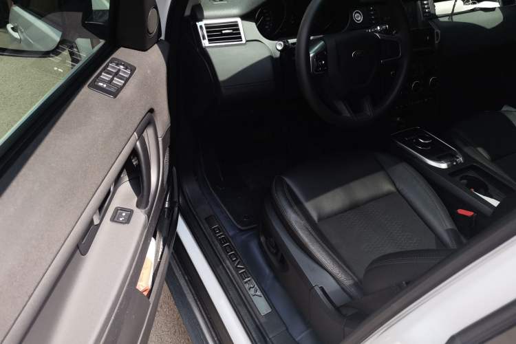 Used Land Rover Discovery Sport 2018 240 PS PURE Edition Driver Seat