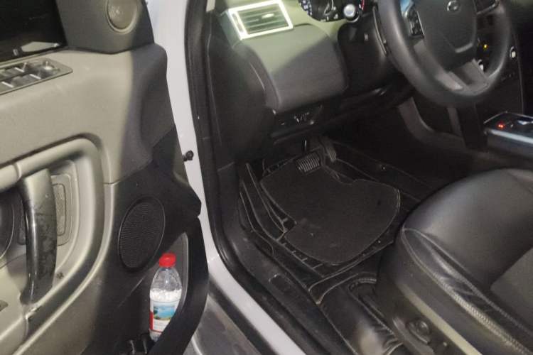Used Land Rover Discovery Sport 2018 200 PS PURE Edition Driver Seat