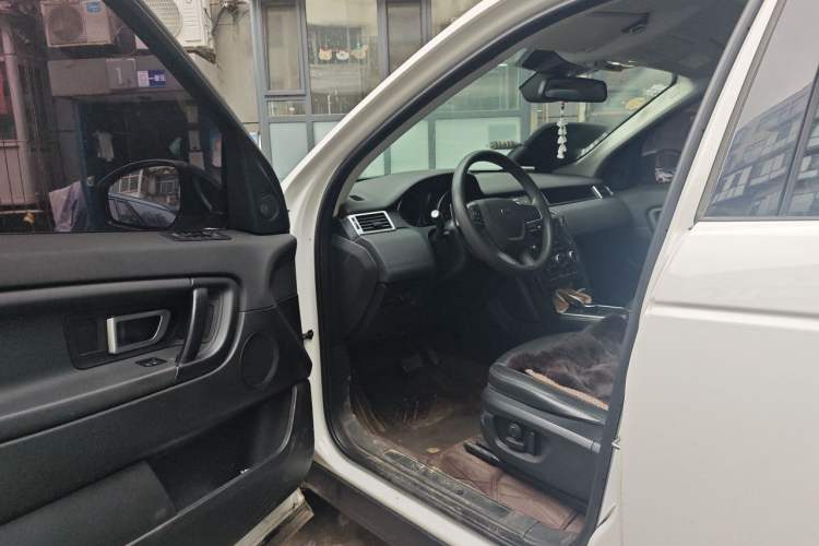 Used Land Rover Discovery Sport 2018 200 PS PURE Edition Driver Seat