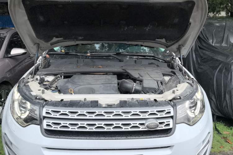 Used Land Rover Discovery Sport 2018 240 PS HSE LUXURY Edition Engine Bay