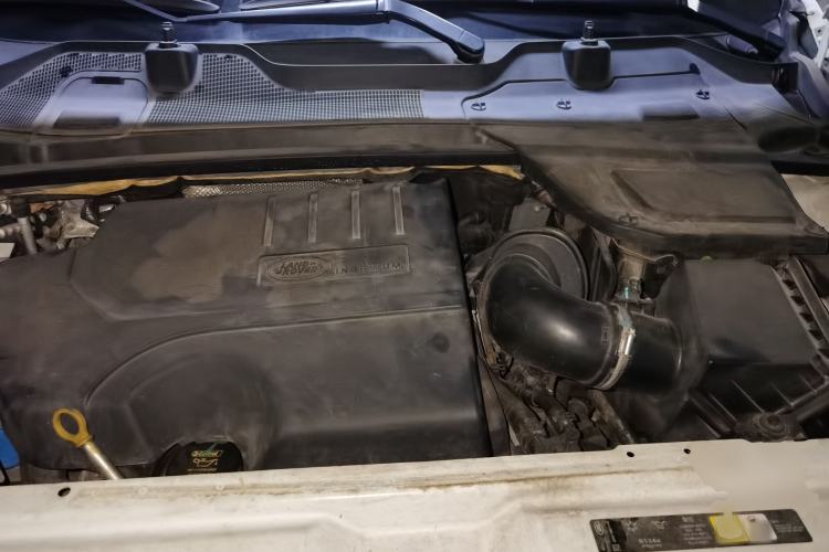 Used Land Rover Discovery Sport 2018 240 PS PURE Edition Engine Bay