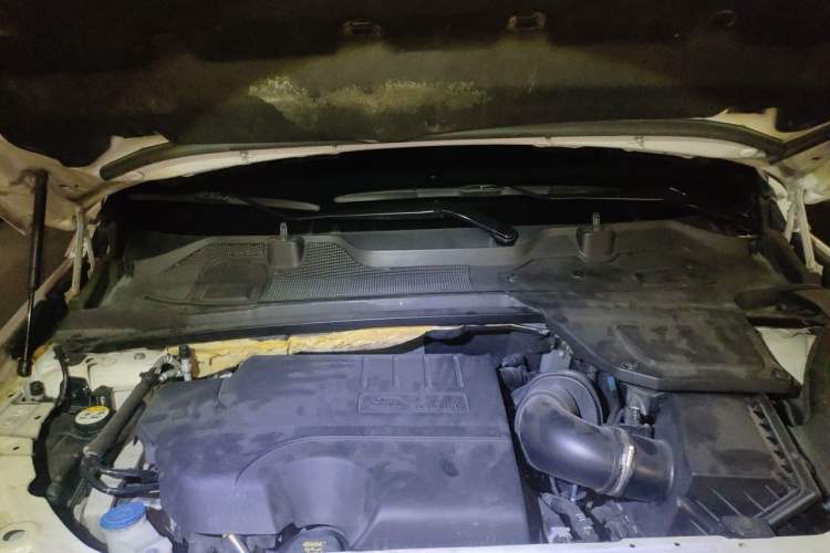 Used Land Rover Discovery Sport 2018 240 PS SE Version Engine Bay
