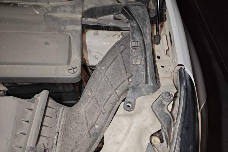 Used Land Rover Discovery Sport 2018 240 PS SE Version Engine Bay Left