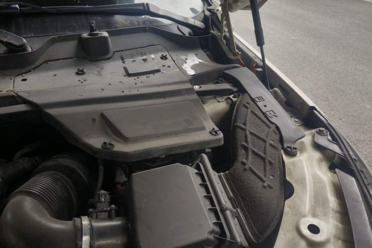 Used Land Rover Discovery Sport 2018 240 PS SE Version Engine Bay Left
