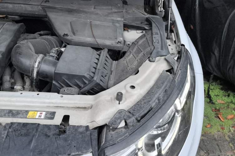 Used Land Rover Discovery Sport 2018 240 PS HSE LUXURY Edition Engine Bay Left