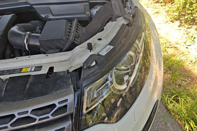 Used Land Rover Discovery Sport 2018 240 PS SE Version Engine Bay Left