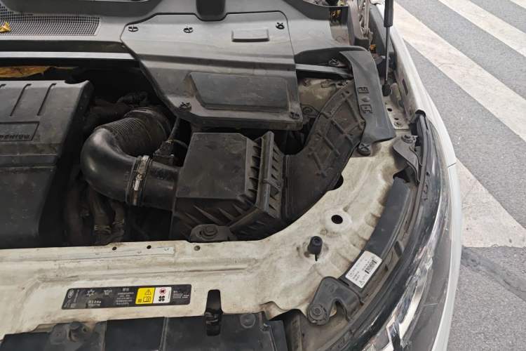 Used Land Rover Discovery Sport 2018 240 PS SE Version Engine Bay Left