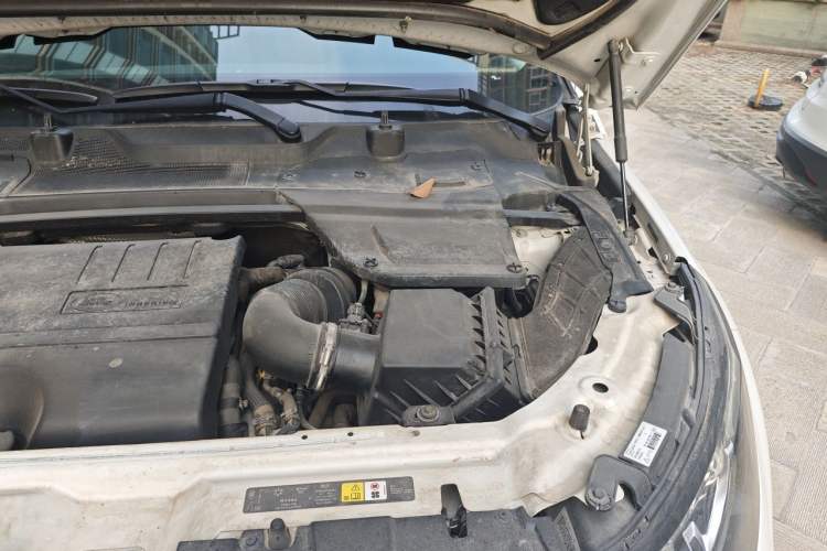 Used Land Rover Discovery Sport 2018 240 PS HSE Version Engine Bay Left