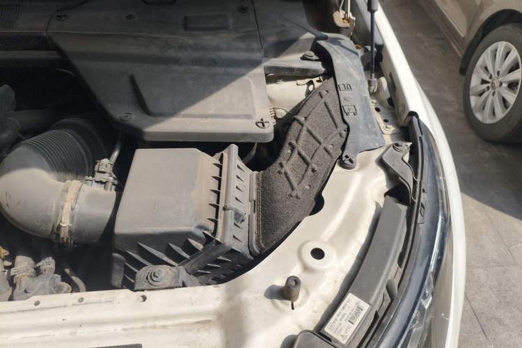 Used Land Rover Discovery Sport 2018 240 PS PURE Edition Engine Bay Left