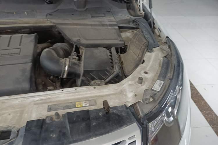 Used Land Rover Discovery Sport 2018 240 PS HSE Version Engine Bay Left