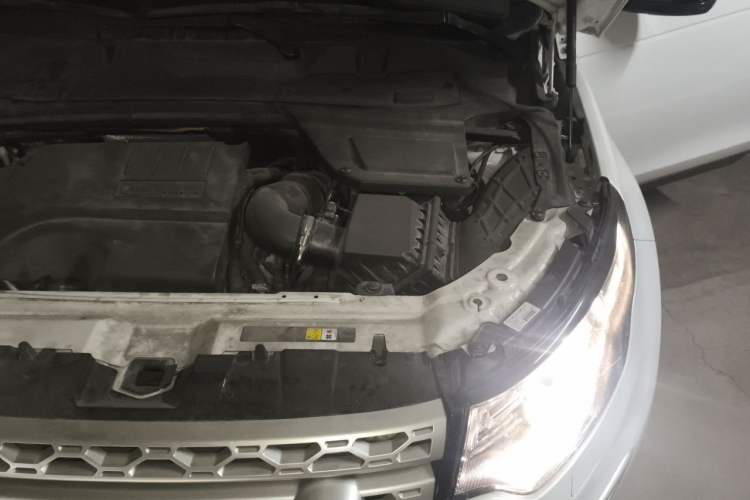 Used Land Rover Discovery Sport 2018 240 PS HSE LUXURY Edition Engine Bay Left