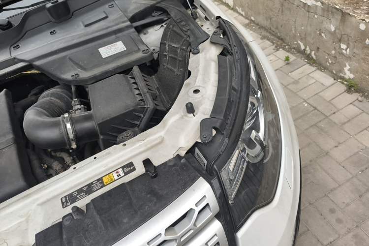 Used Land Rover Discovery Sport 2018 240 PS HSE Version Engine Bay Left