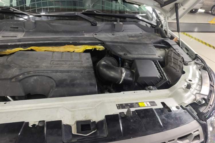 Used Land Rover Discovery Sport 2018 240 PS SE Version Engine Bay Left