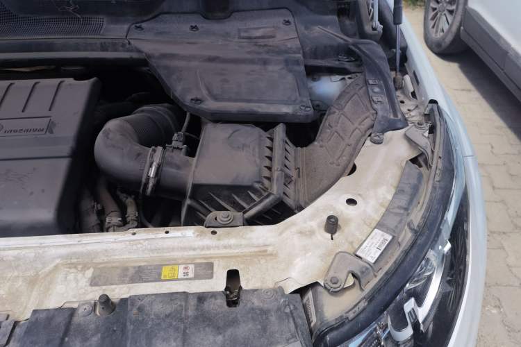 Used Land Rover Discovery Sport 2018 240 PS SE Version Engine Bay Left