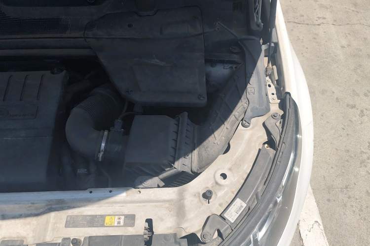 Used Land Rover Discovery Sport 2018 240 PS HSE Version Engine Bay Left