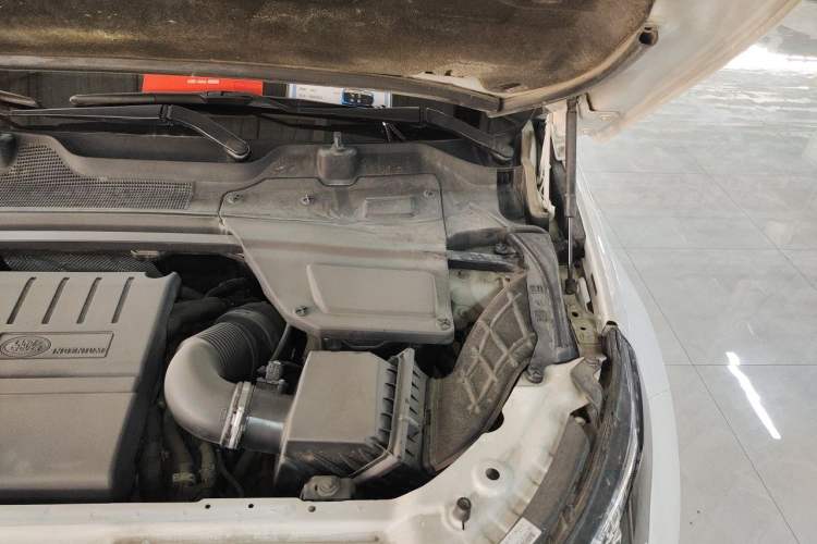 Used Land Rover Discovery Sport 2018 240 PS SE Version Engine Bay Left