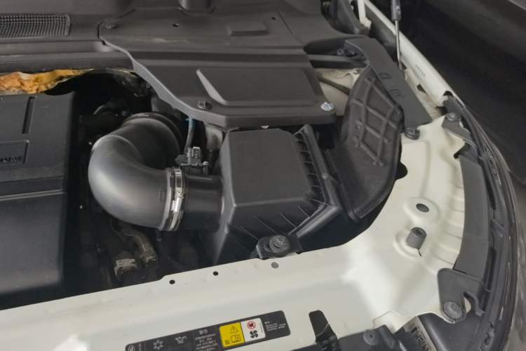 Used Land Rover Discovery Sport 2018 240 PS SE Version Engine Bay Left