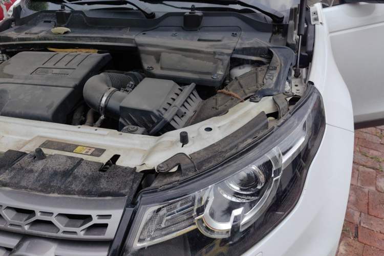 Used Land Rover Discovery Sport 2018 240 PS SE Version Engine Bay Left