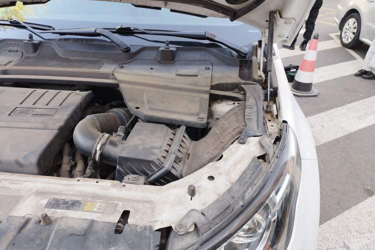 Used Land Rover Discovery Sport 2018 240 PS HSE Version Engine Bay Left