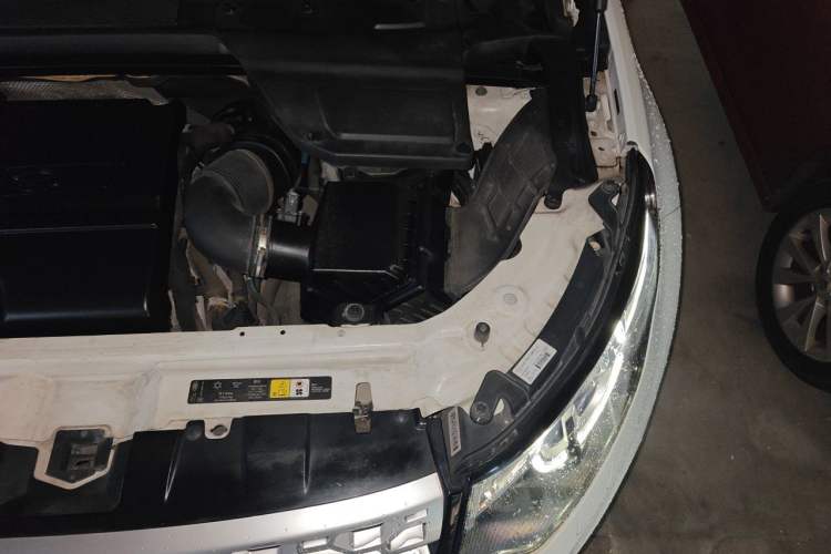 Used Land Rover Discovery Sport 2018 240 PS HSE Version Engine Bay Left