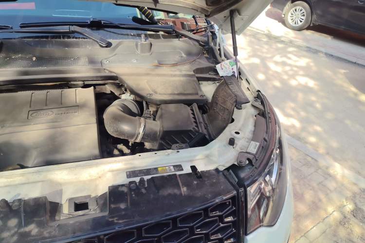 Used Land Rover Discovery Sport 2018 240 PS SE Version Engine Bay Left
