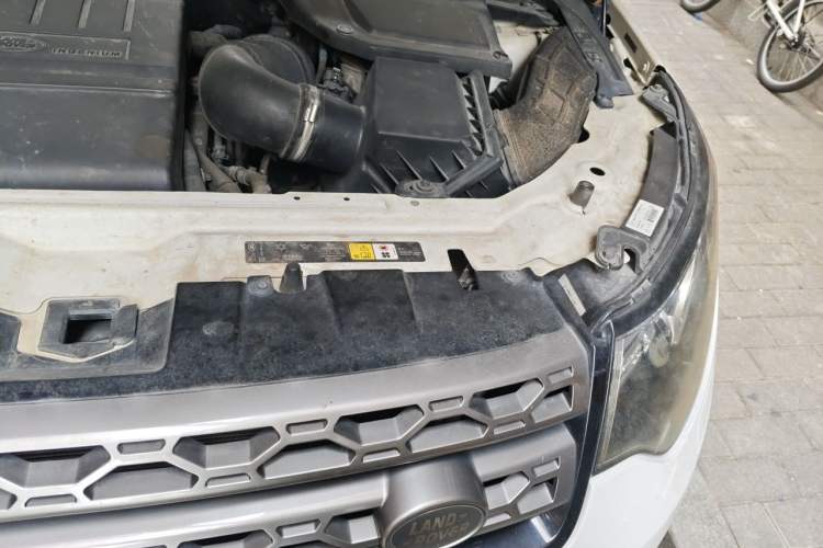Used Land Rover Discovery Sport 2018 240 PS SE Version Engine Bay Left