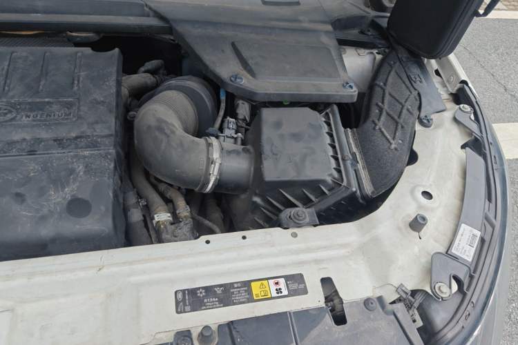 Used Land Rover Discovery Sport 2018 240 PS HSE Version Engine Bay Left