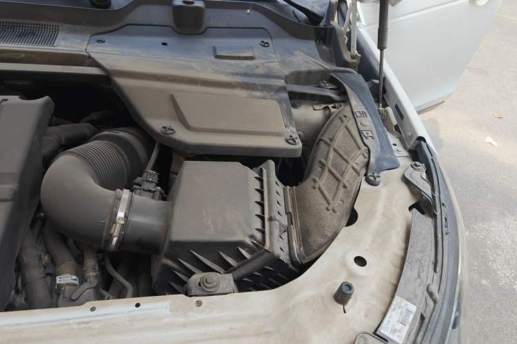 Used Land Rover Discovery Sport 2018 240 PS SE Version Engine Bay Left