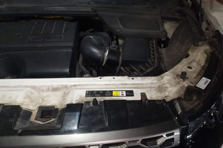 Used Land Rover Discovery Sport 2018 240 PS SE Version Engine Bay Left
