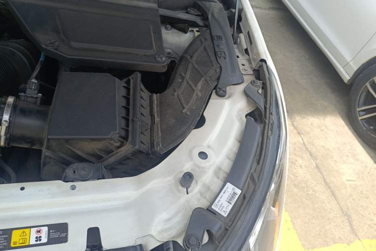 Used Land Rover Discovery Sport 2018 240 PS SE Version Engine Bay Left