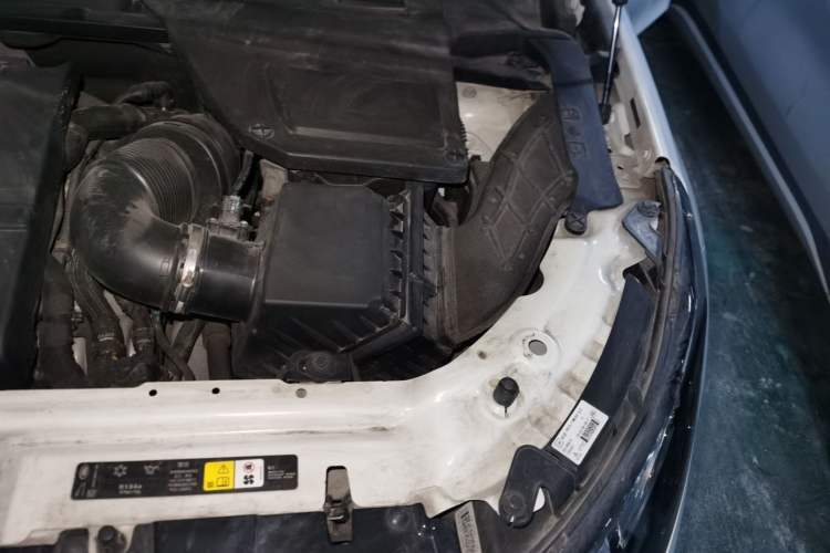 Used Land Rover Discovery Sport 2018 240 PS SE Version Engine Bay Left