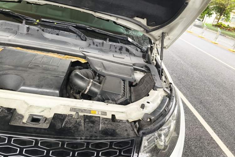 Used Land Rover Discovery Sport 2018 240 PS SE Version Engine Bay Left