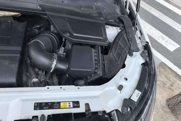 Used Land Rover Discovery Sport 2018 240 PS SE Version Engine Bay Left