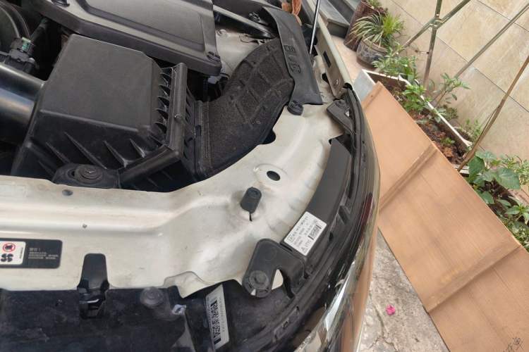 Used Land Rover Discovery Sport 2018 240 PS SE Version Engine Bay Left