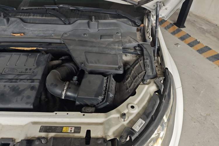 Used Land Rover Discovery Sport 2018 240 PS SE Version Engine Bay Left