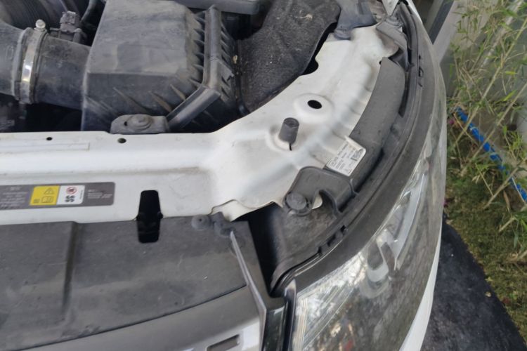 Used Land Rover Discovery Sport 2018 240 PS SE Version Engine Bay Left
