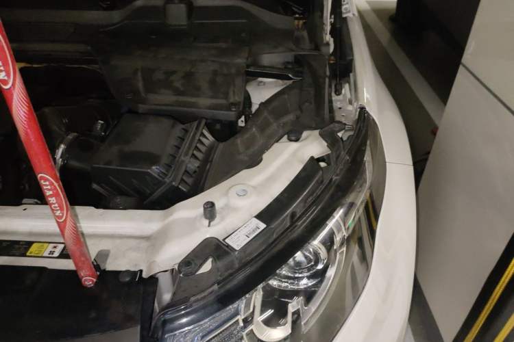 Used Land Rover Discovery Sport 2018 240 PS SE Version Engine Bay Left