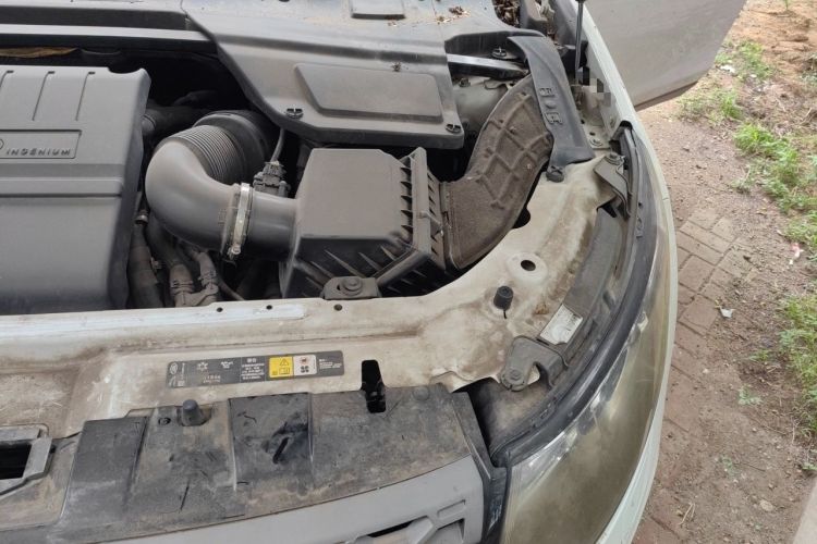 Used Land Rover Discovery Sport 2018 240 PS PURE Edition Engine Bay Left
