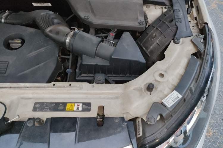 Used Land Rover Discovery Sport 2018 240 PS HSE Version Engine Bay Left